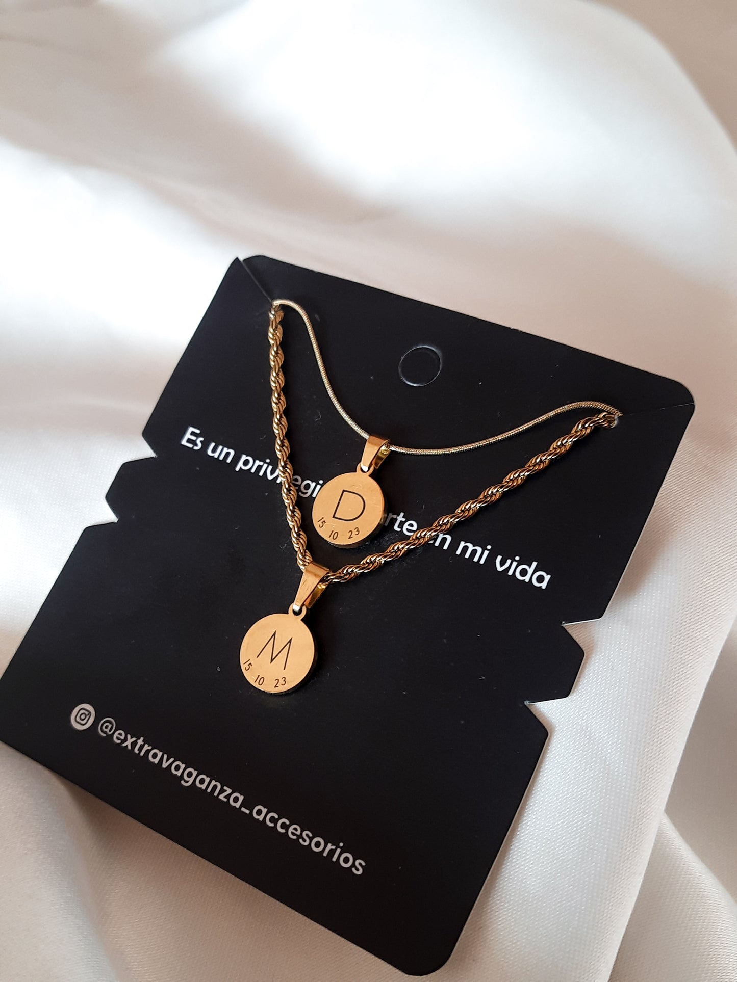 Cadenas para pareja con inicial y fecha (dorado).