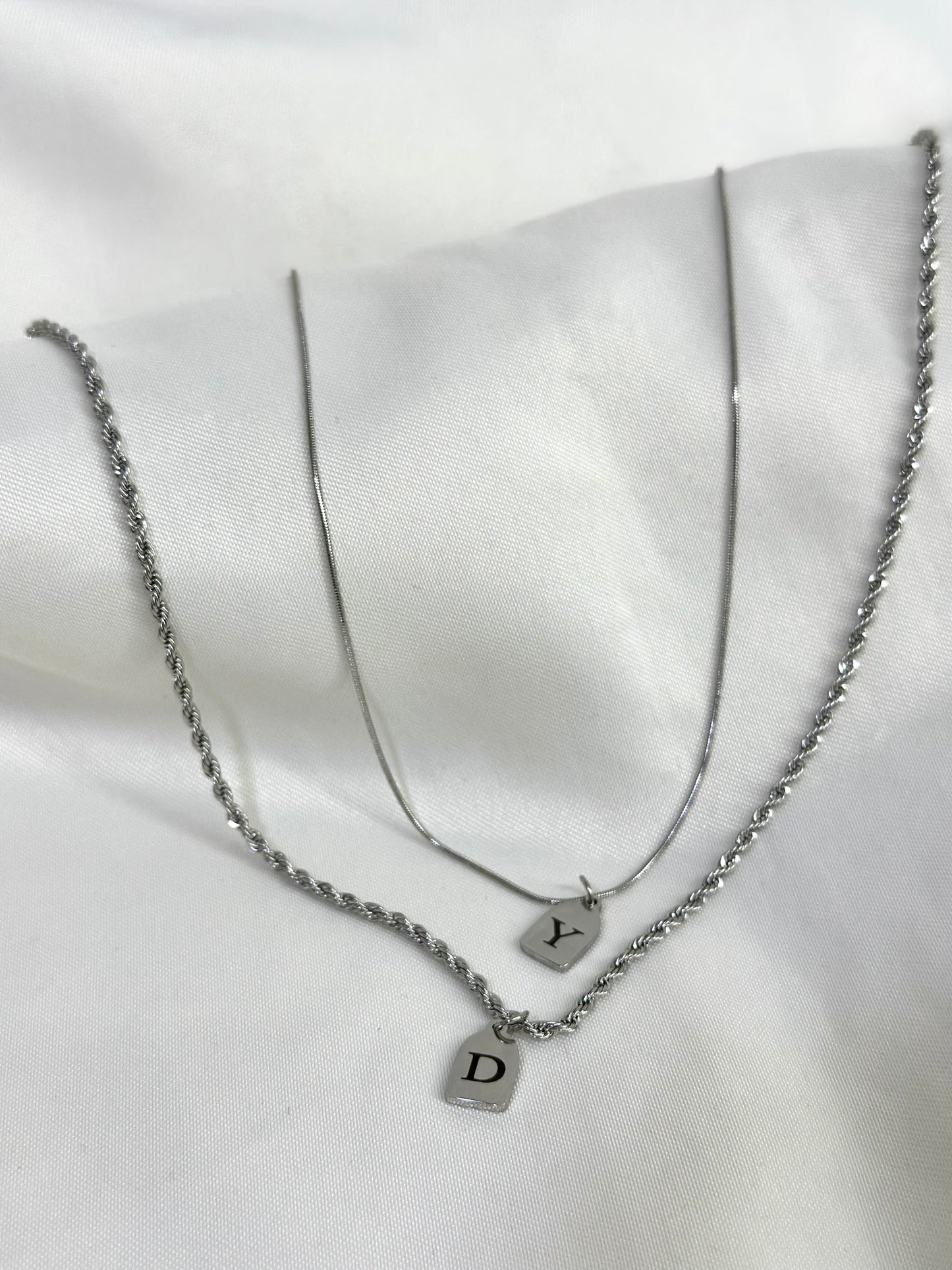 Cadenas con dijes mini personalizada con tu inicial plateada