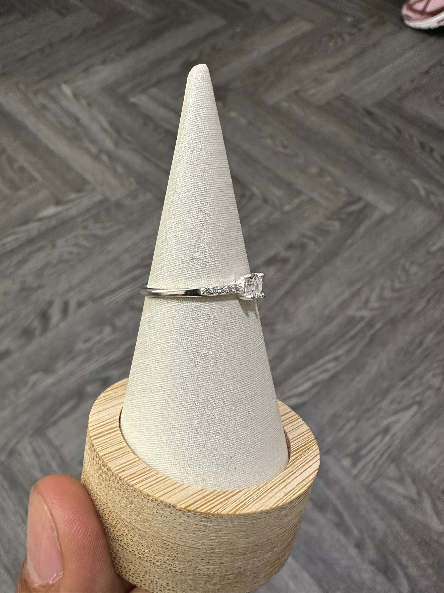 Anillo promesa circon mediando