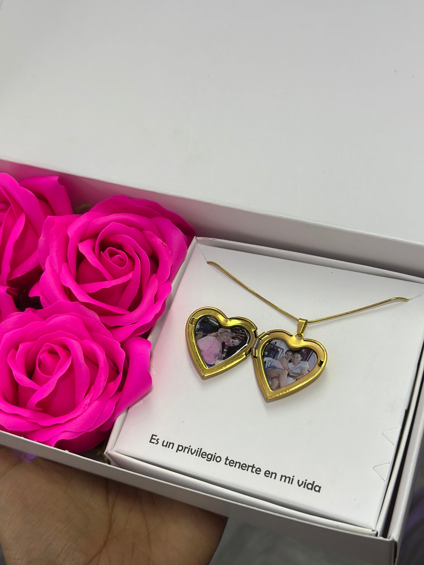 Combo Rosas eternas y relicario personalizado