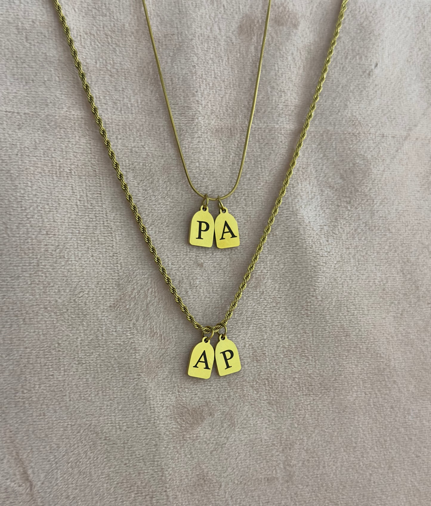 Cadenas personalizadas con inicial en dije rectangular pequeño