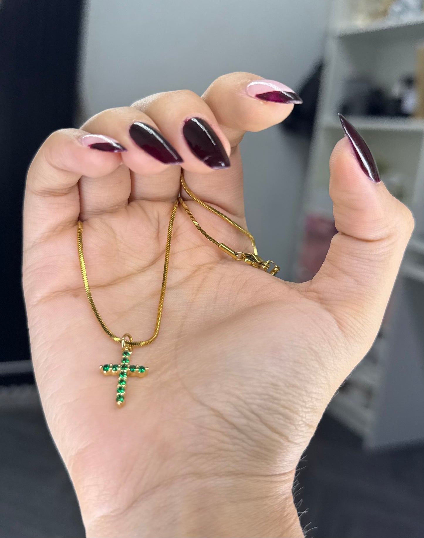 Cadena cruz circón verde en acero para dama