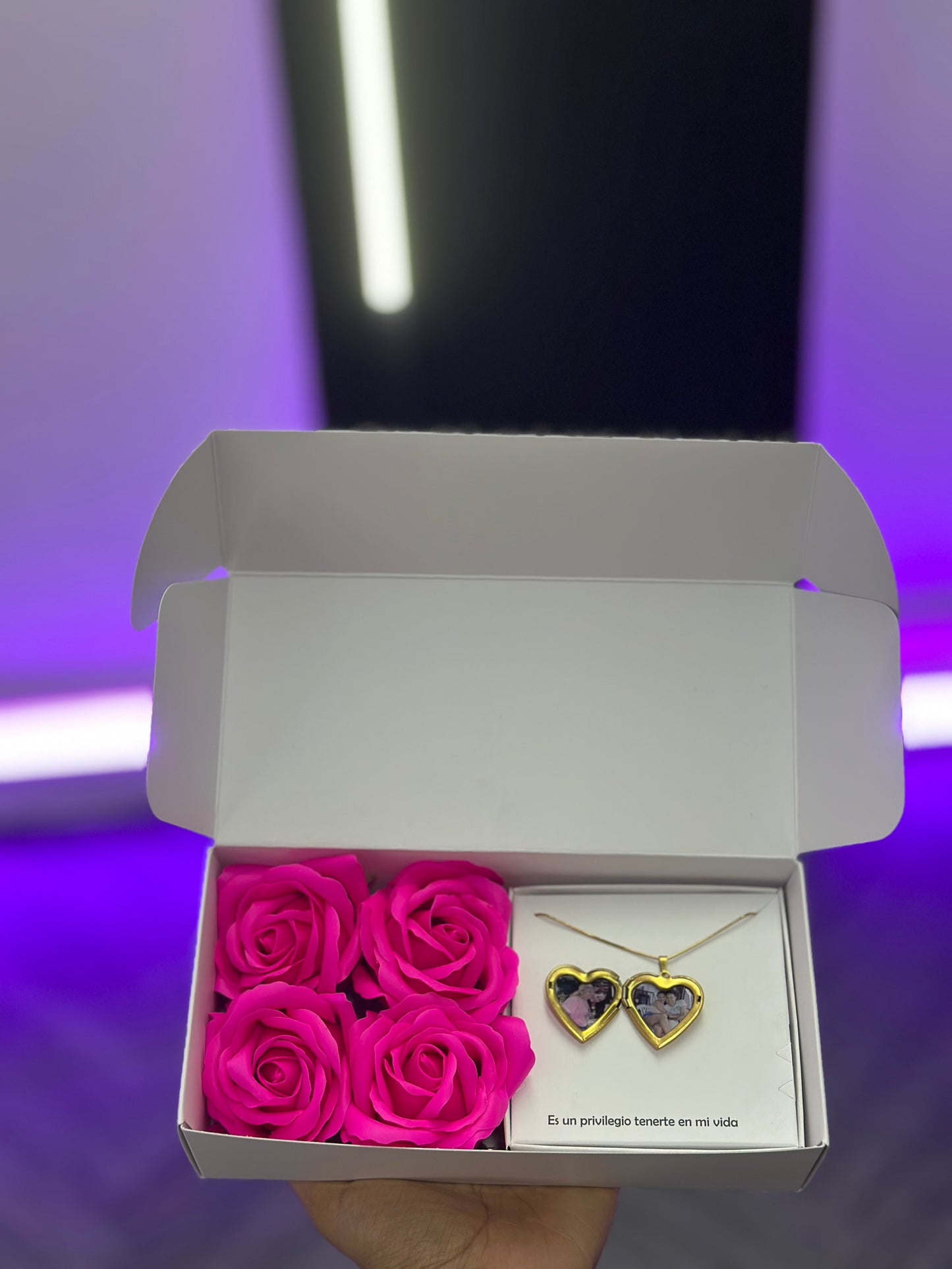 Combo Rosas eternas y relicario personalizado
