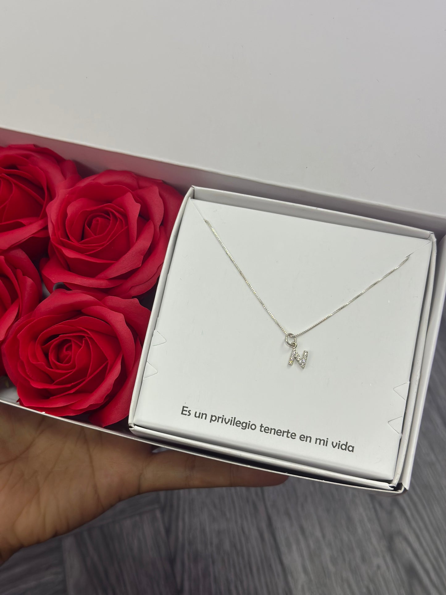 Combo rosas eternas y cadena en plata con inicial