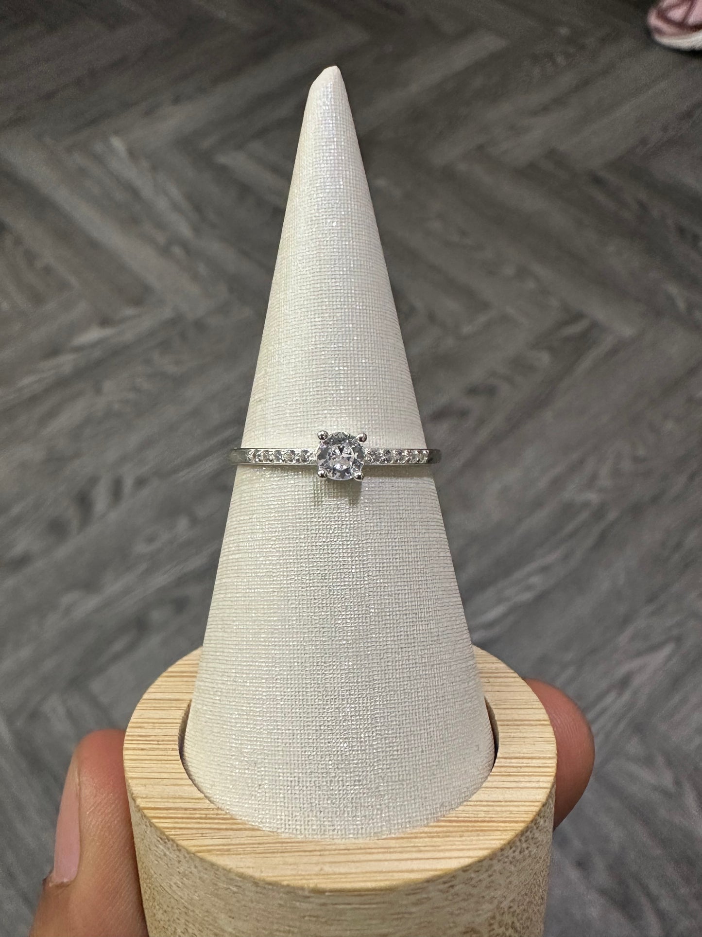 Anillo promesa circon mediando