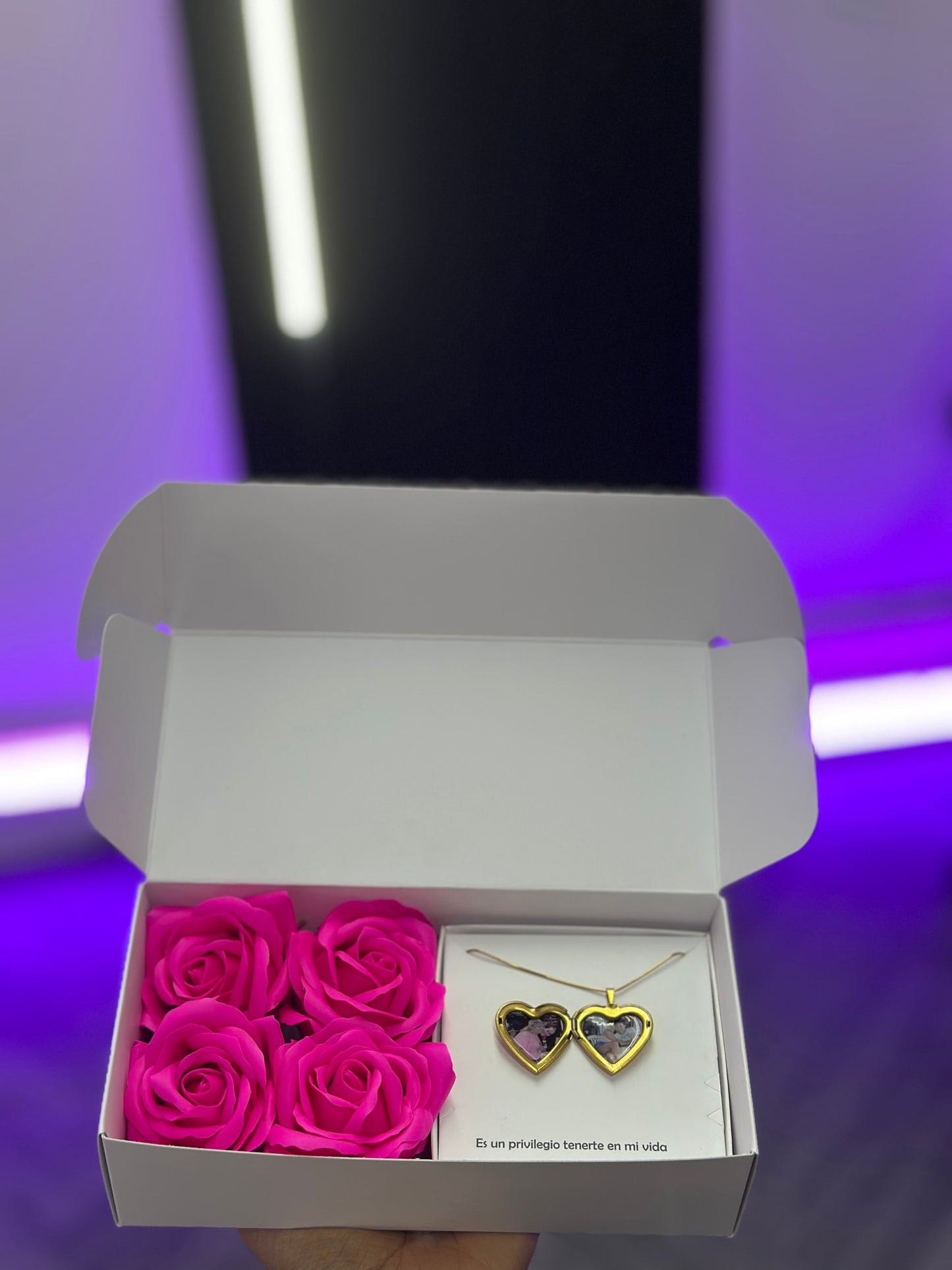 Combo Rosas eternas y relicario personalizado