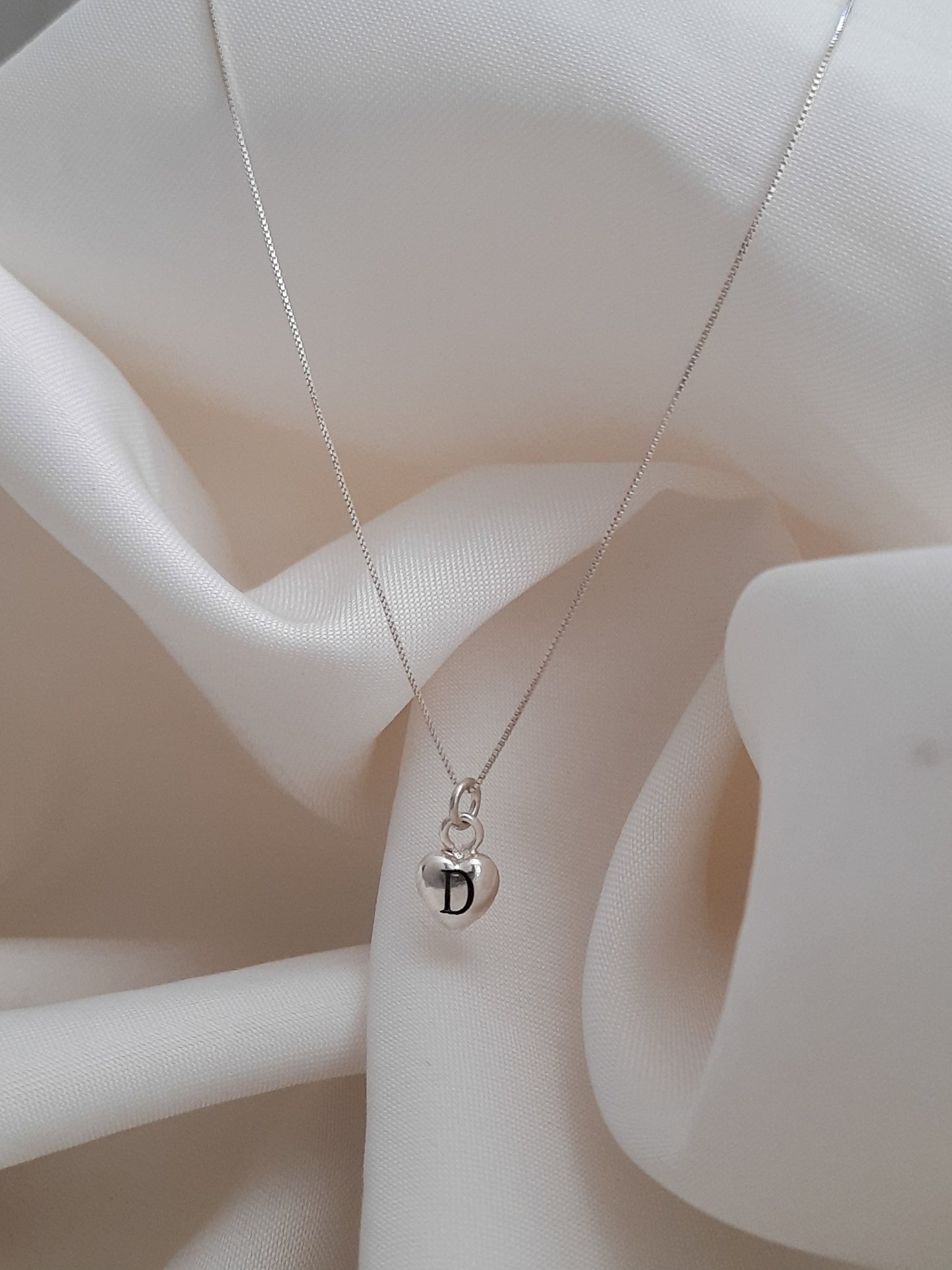 Cadena y dije corazon en plata + inicial - Extravaganza accesorios