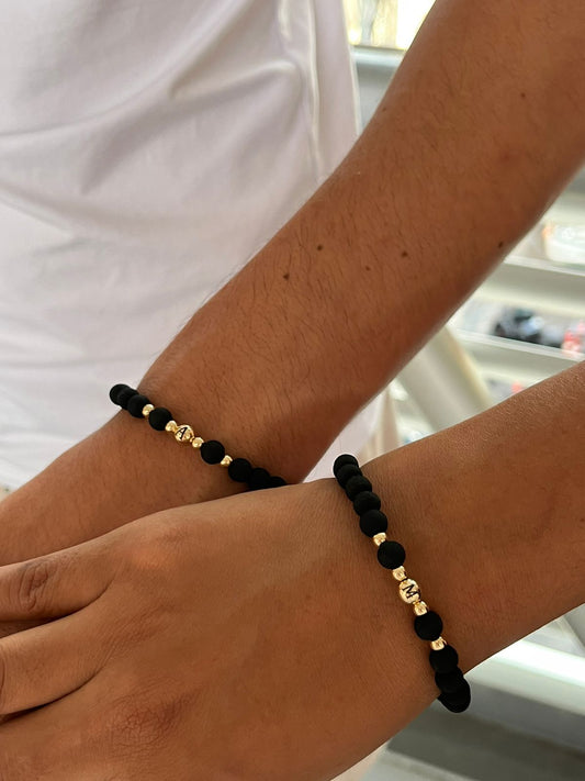 Pulseras para Pareja en oro laminado personalizadas con tu inicial - Extravaganza accesorios