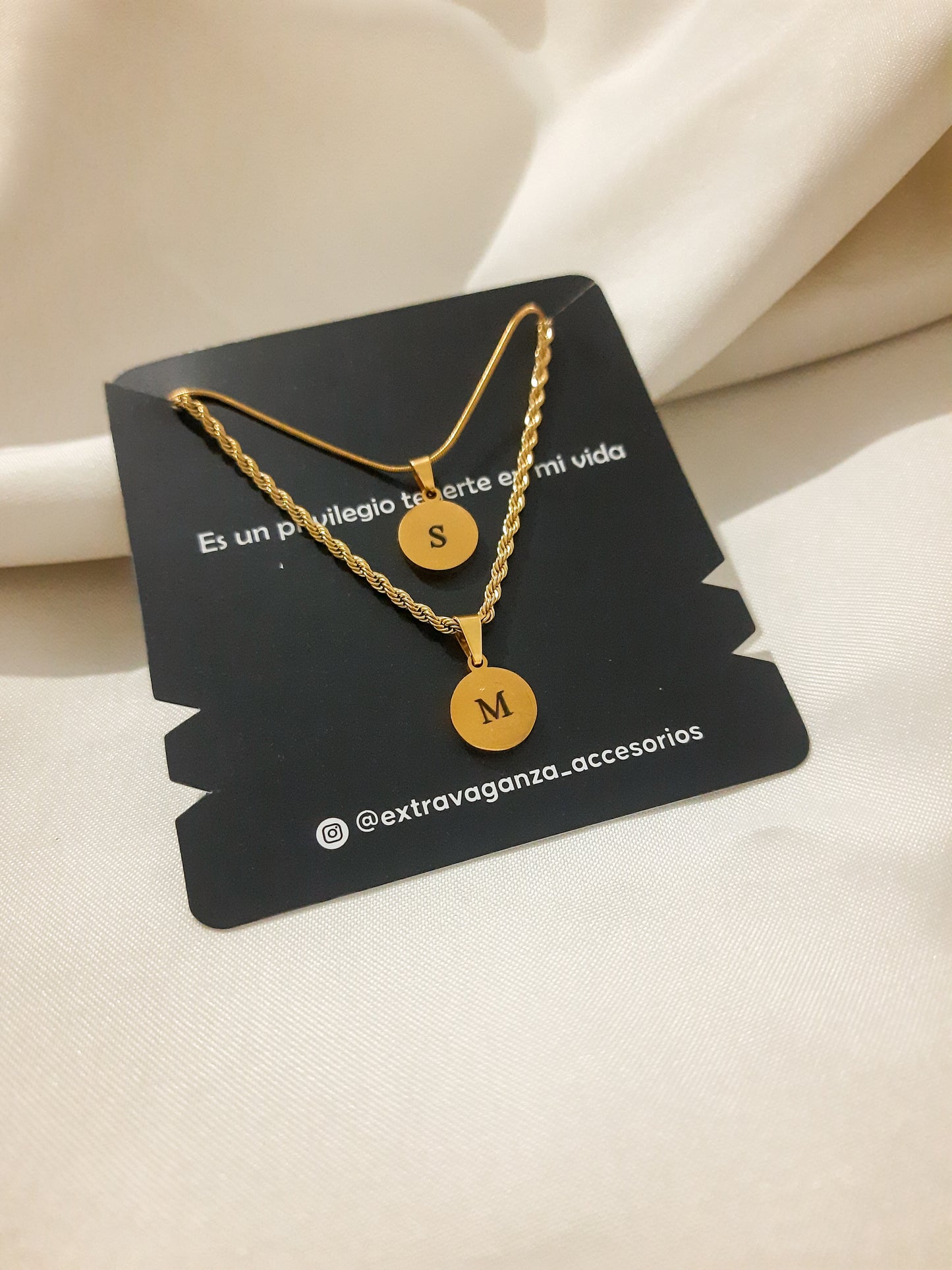 Cadenas con iniciales para pareja en dije redondo 1 cm