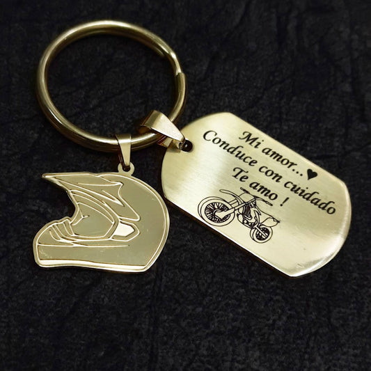 Llavero con placa dorada para moto