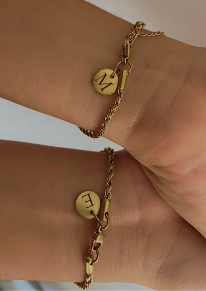 Pulsera lazo con iniciales (Dorado)