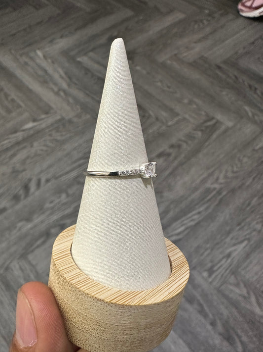 Anillo promesa circon mediando