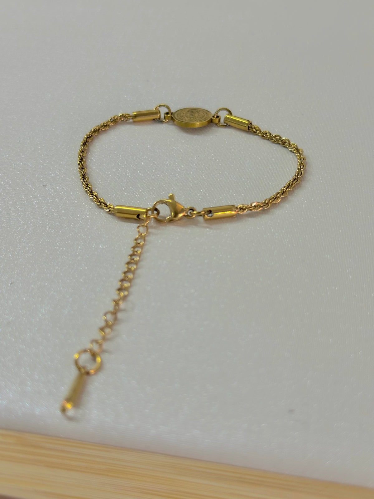 Pulsera lazo con herraje de san Benito