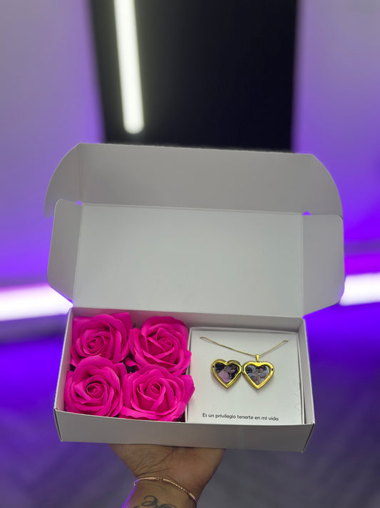 Combo Rosas eternas y relicario personalizado