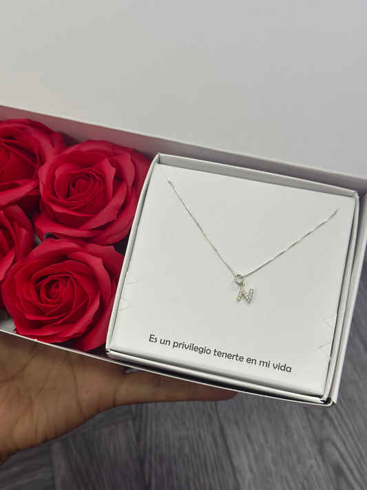 Combo rosas eternas y cadena en plata con inicial