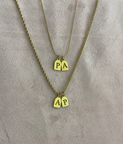 Cadenas personalizadas con inicial en dije rectangular pequeño