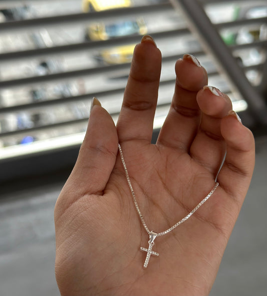 Cadena en plata con dije cruz para caballero