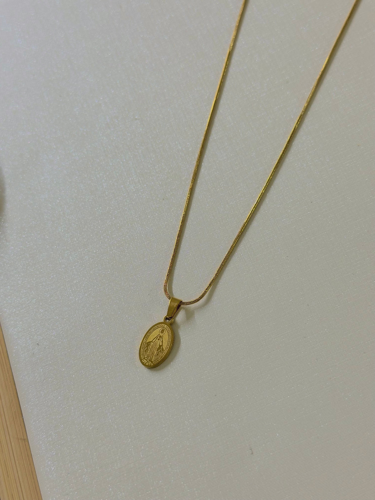 Cadena para dama con dije de virgen