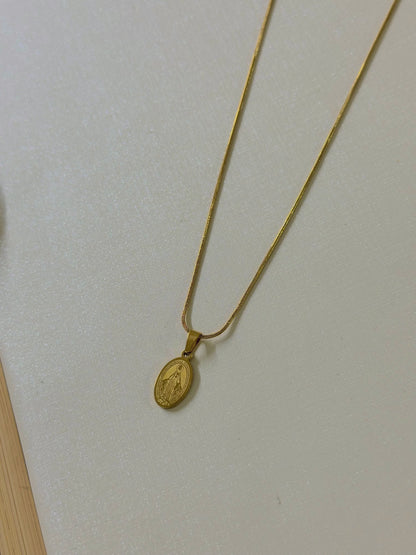 Cadena para dama con dije de virgen