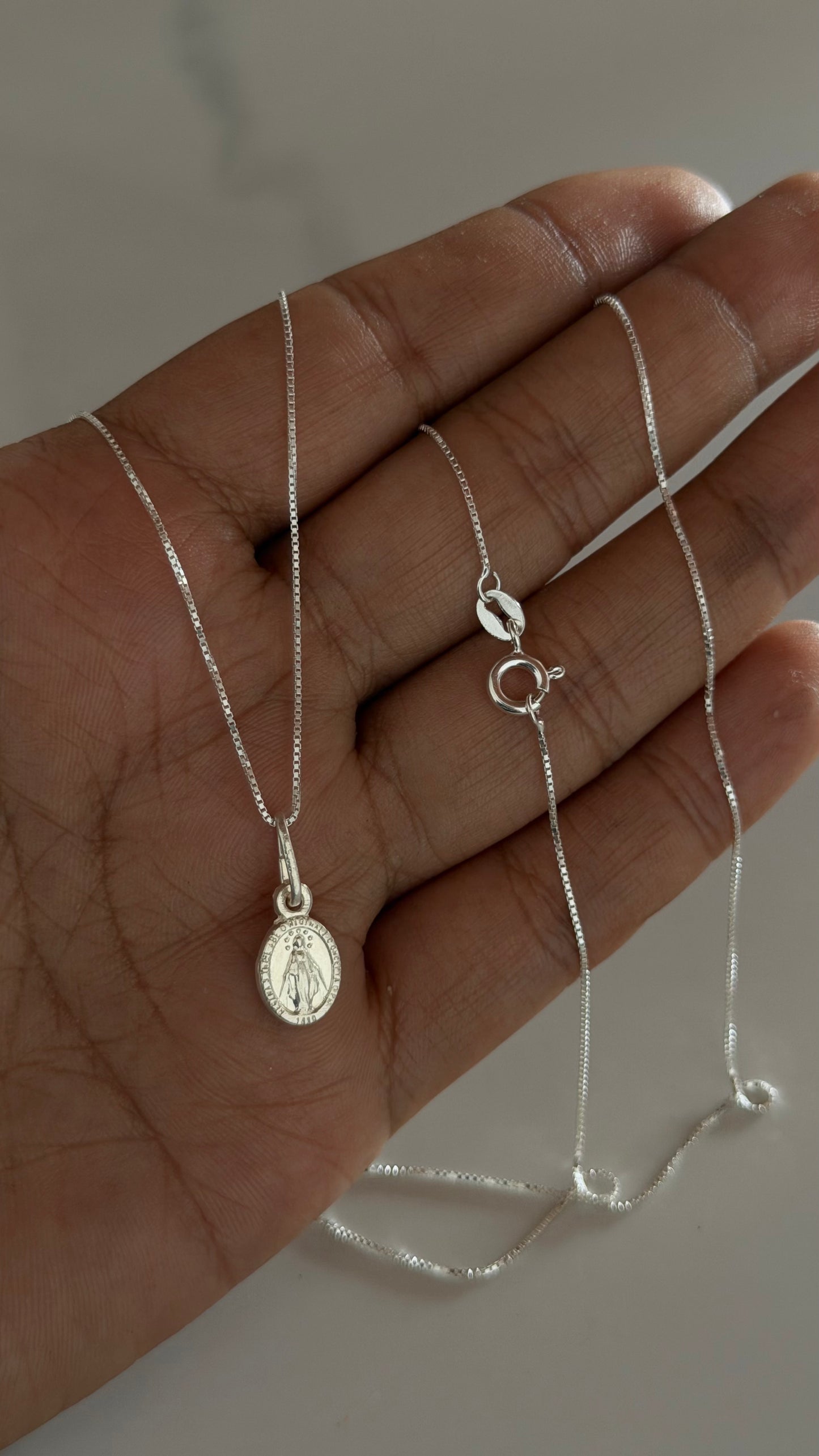 Cadena en plata dije virgen dama