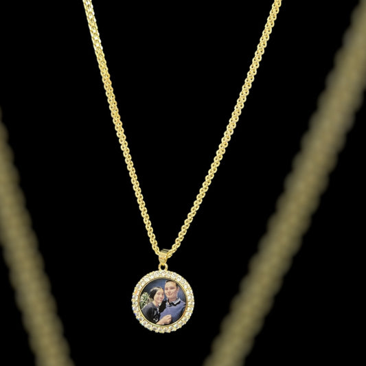 Cadena y dije circular en oro laminado personalizado con foto