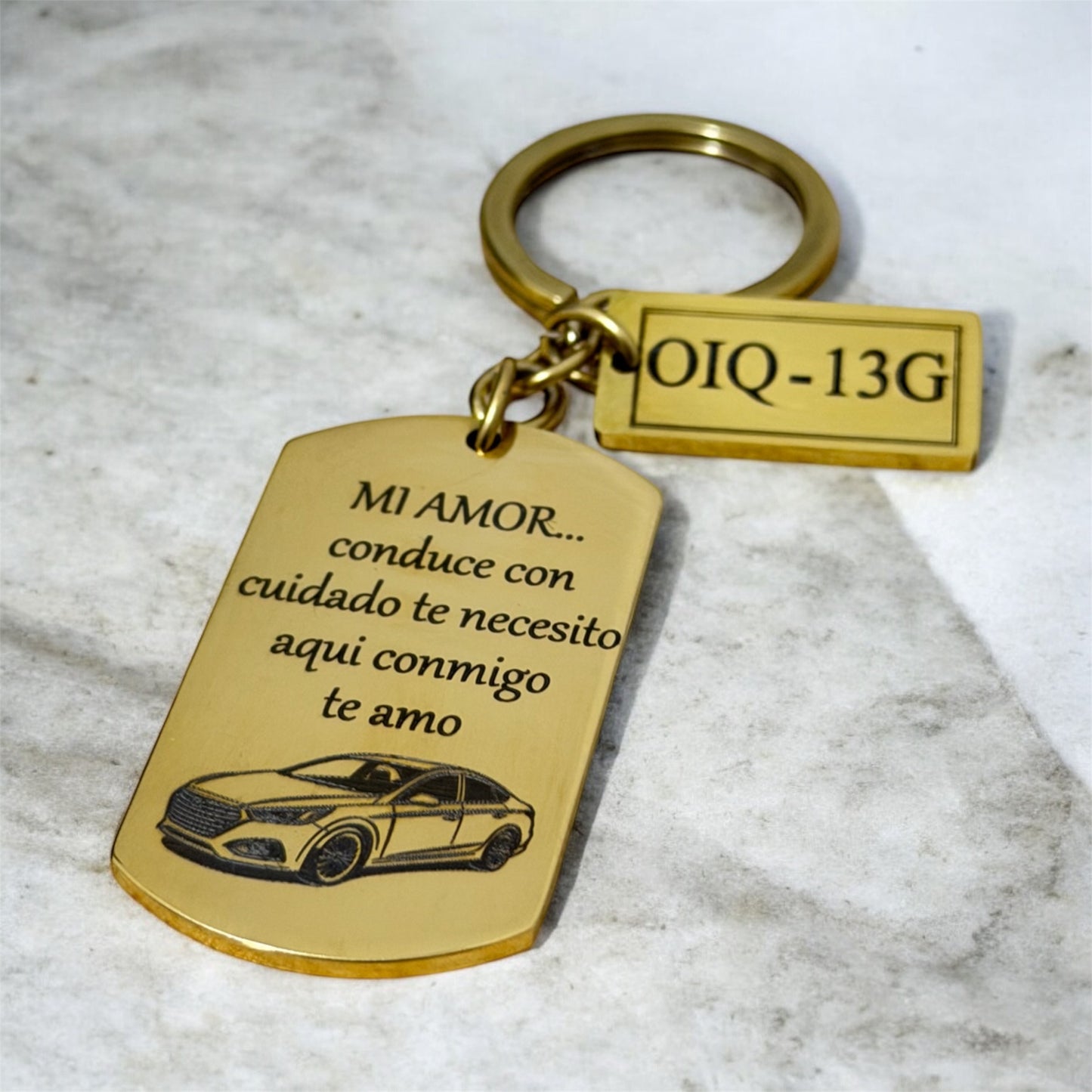 Llavero con placa dorada para carro