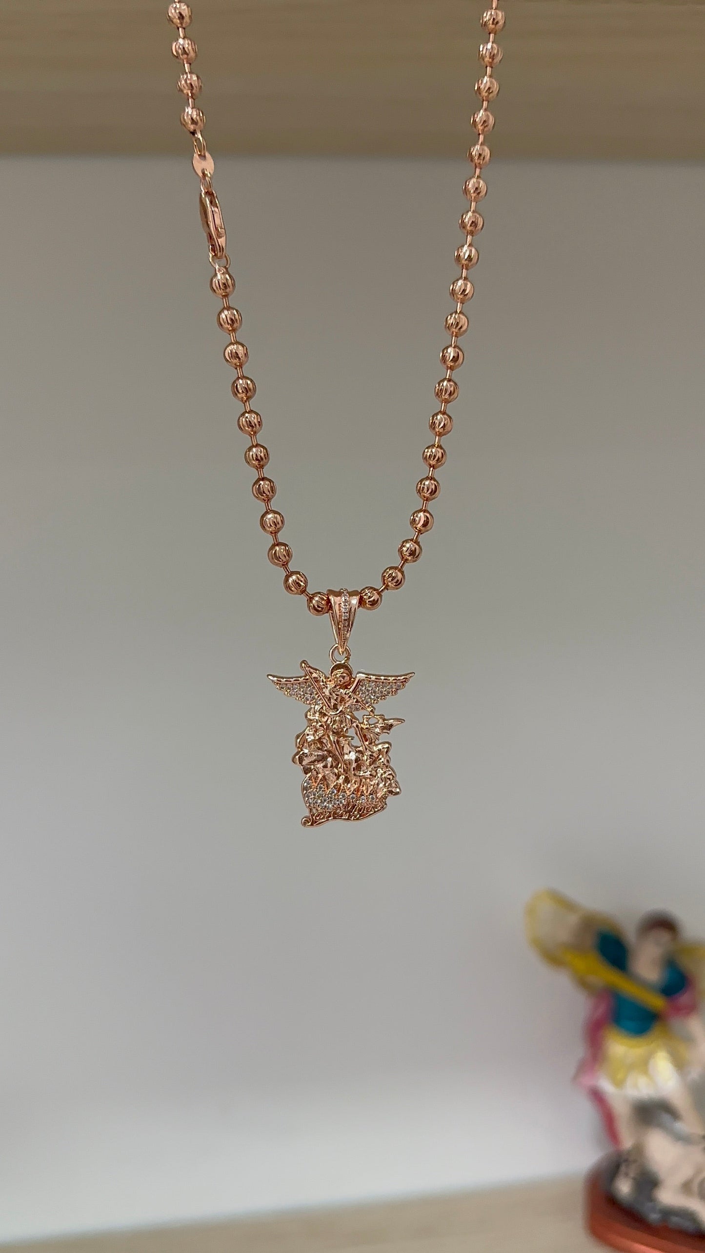 Cadena militar diamantado con baño en oro rosa y dije san Miguel arcángel - Extravaganza accesorios