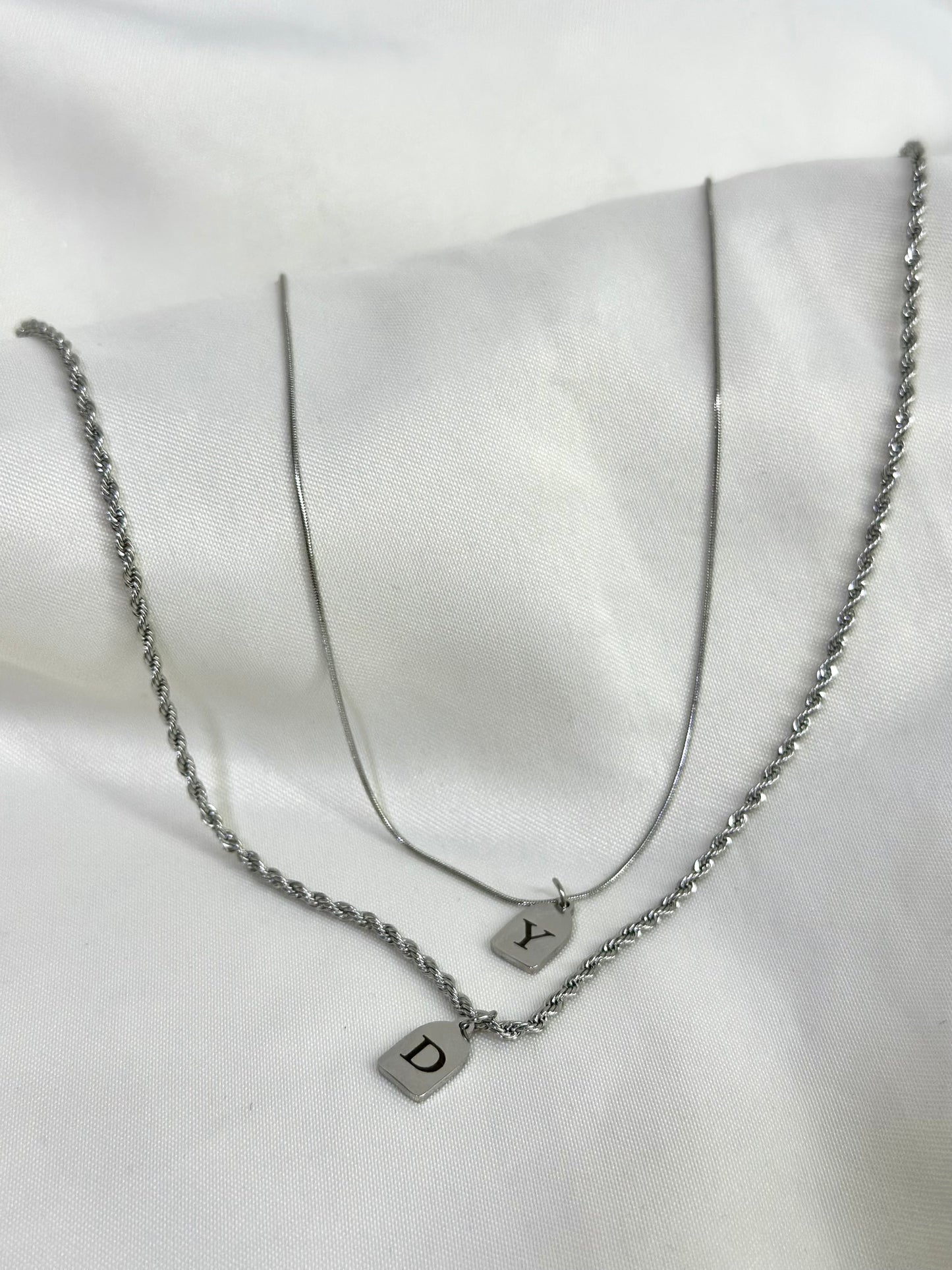 Cadenas con dijes mini personalizada con tu inicial plateada - Extravaganza accesorios