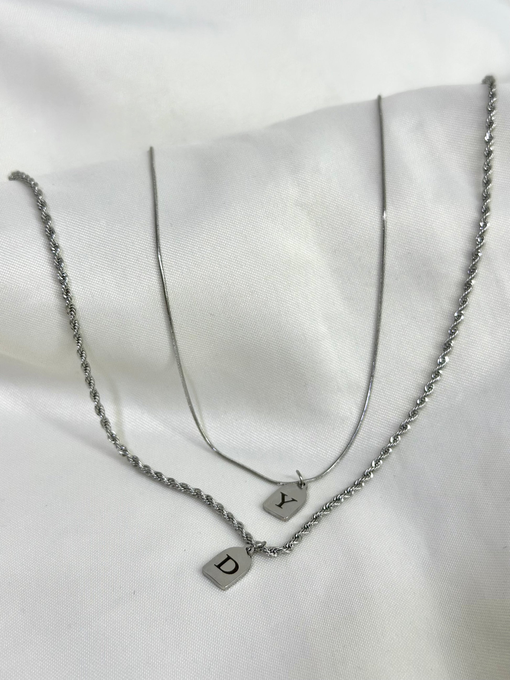 Cadenas con dijes mini personalizada con tu inicial plateada - Extravaganza accesorios