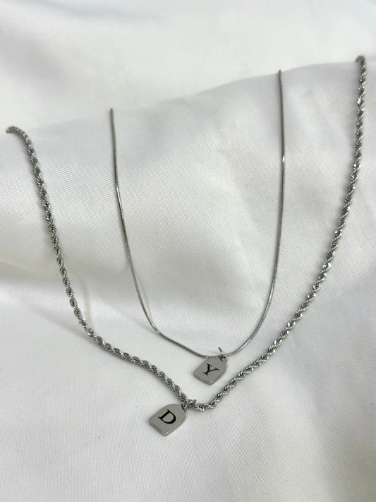 Cadenas con dijes mini personalizada con tu inicial plateada - Extravaganza accesorios