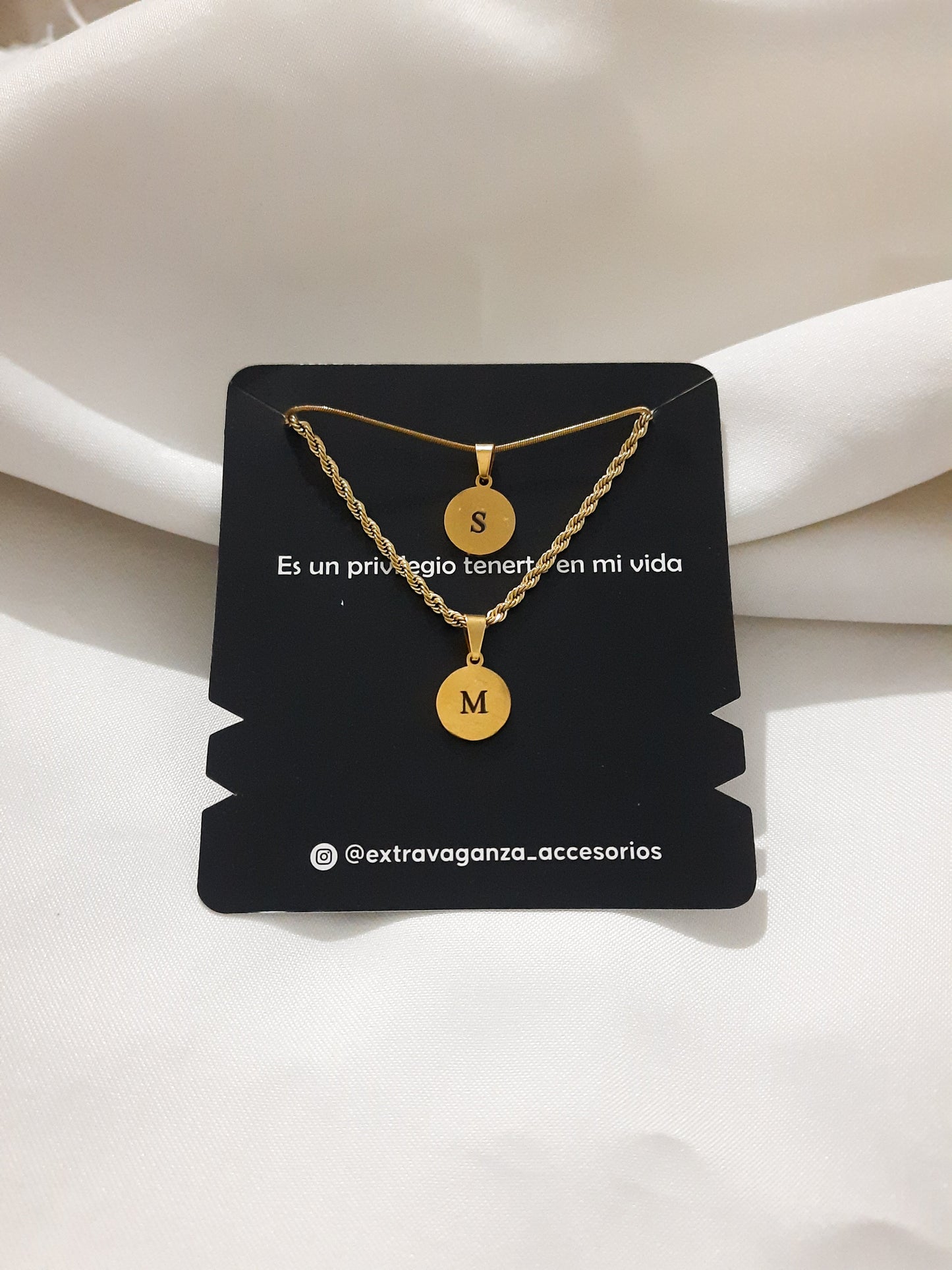 Cadenas con iniciales para pareja en dije redondo 1 cm - Extravaganza accesorios