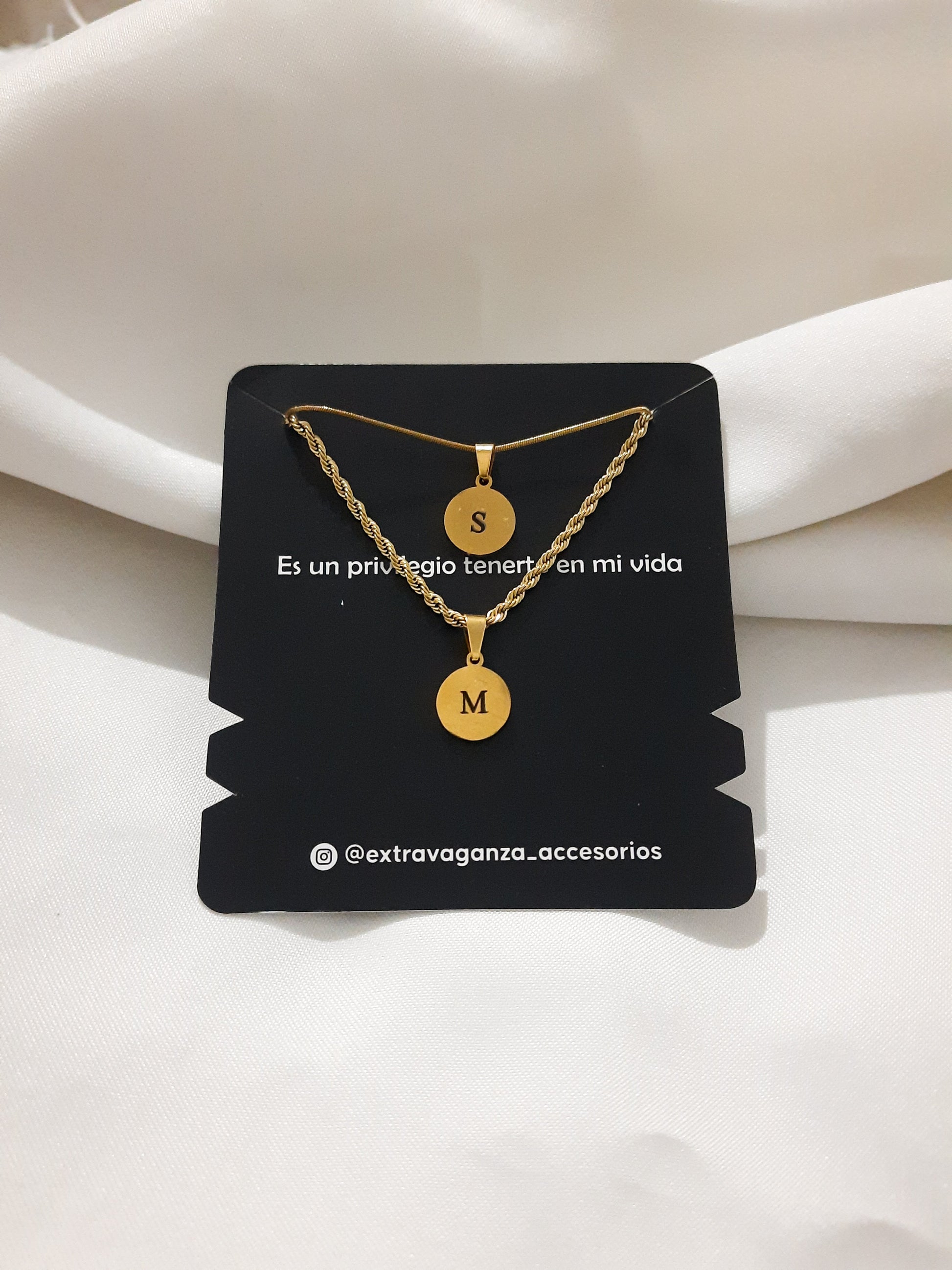 Cadenas con iniciales para pareja en dije redondo 1 cm - Extravaganza accesorios