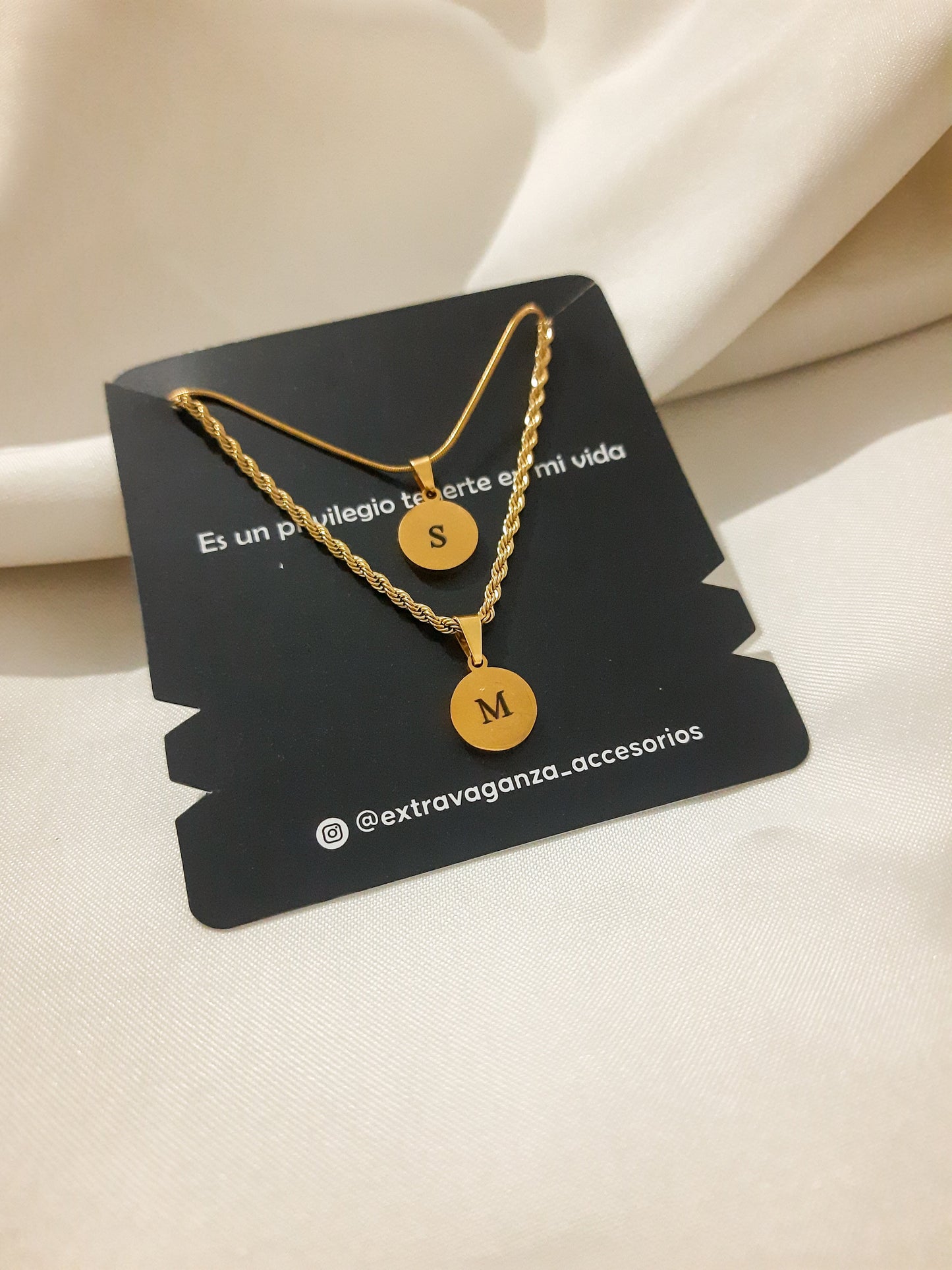 Cadenas con iniciales para pareja en dije redondo 1 cm - Extravaganza accesorios