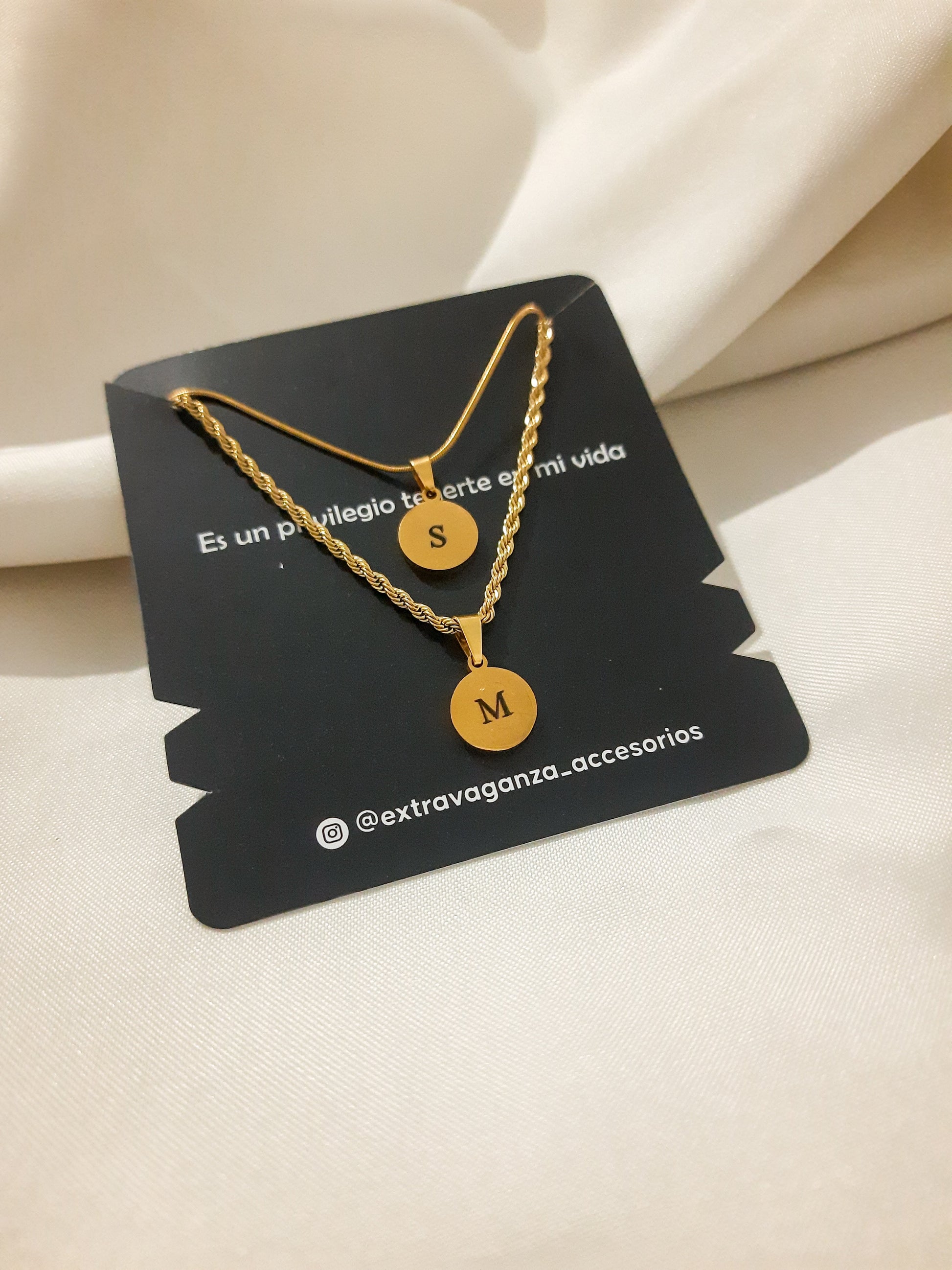 Cadenas con iniciales para pareja en dije redondo 1 cm - Extravaganza accesorios