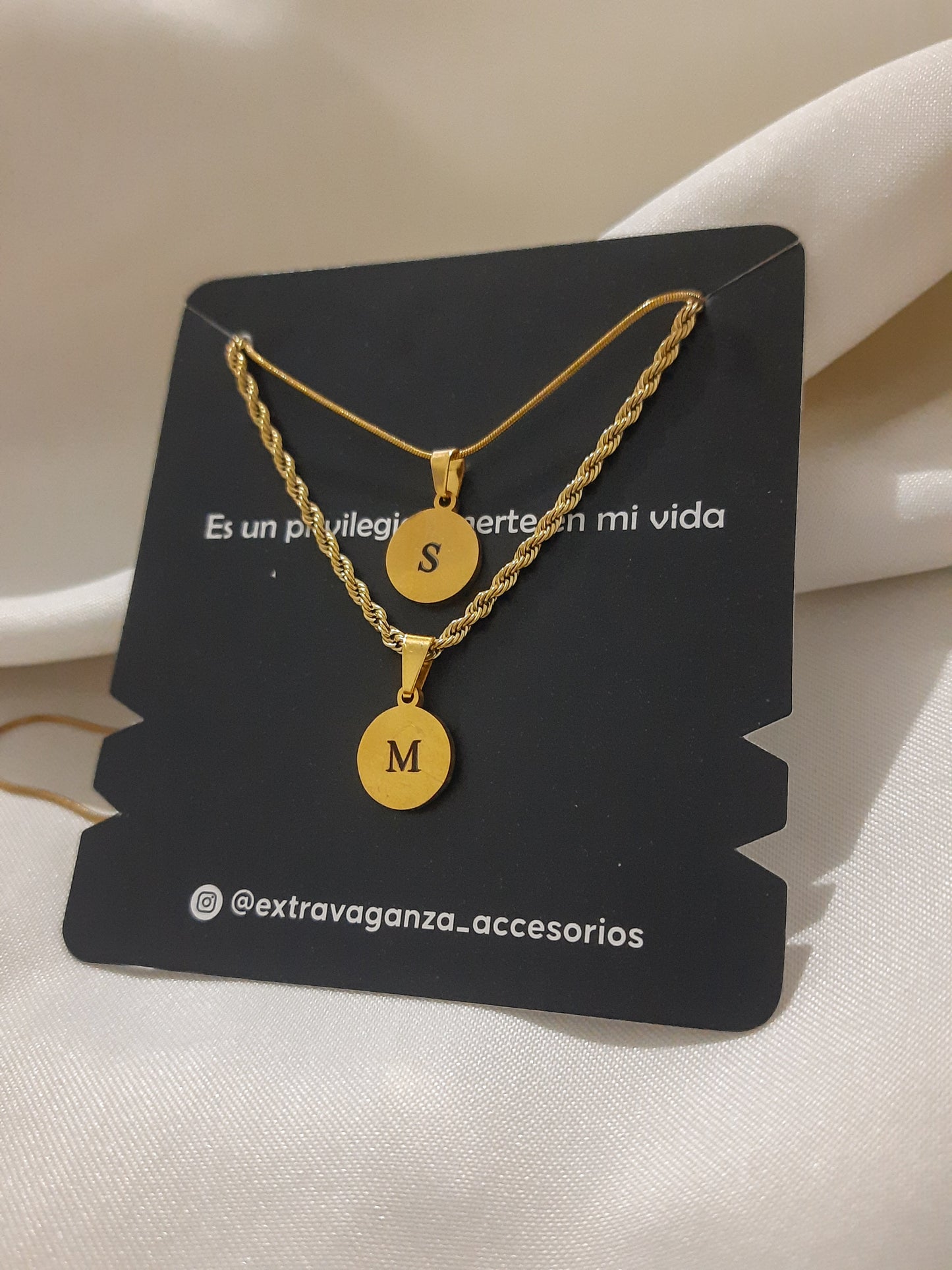 Cadenas con iniciales para pareja en dije redondo 1 cm - Extravaganza accesorios
