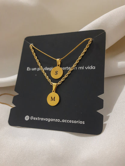 Cadenas con iniciales para pareja en dije redondo 1 cm - Extravaganza accesorios