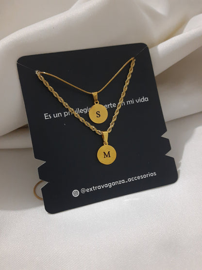 Cadenas con iniciales para pareja en dije redondo 1 cm - Extravaganza accesorios