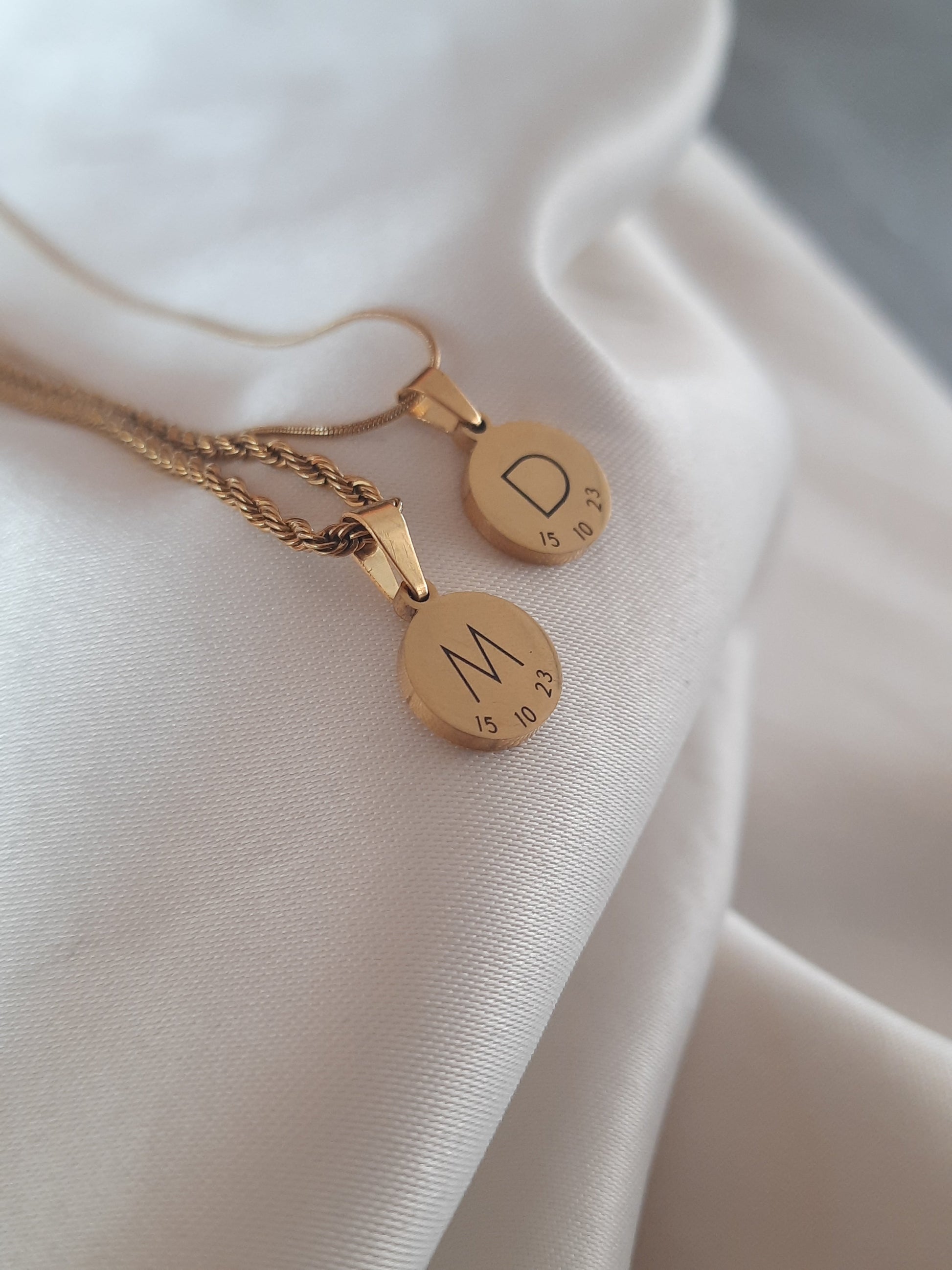 Cadenas para pareja con inicial y fecha (dorado). - Extravaganza accesorios