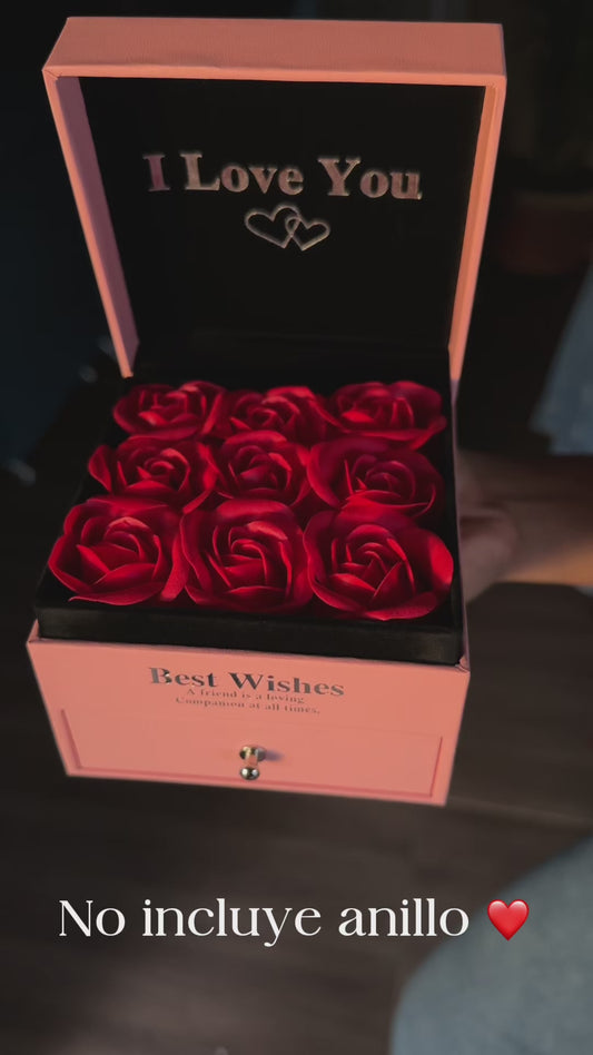 caja rosada con rosas rojas