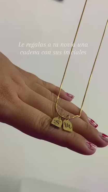 Cadenas personalizadas con inicial en dije rectangular pequeño