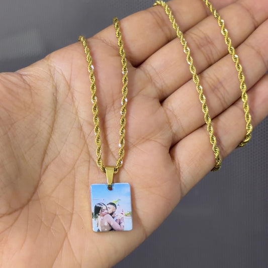 Cadena recuerdo con dije cuadrado