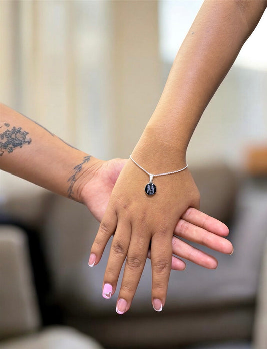 Pulsera tejido lazo en plata con dije personalizado - Extravaganza accesorios