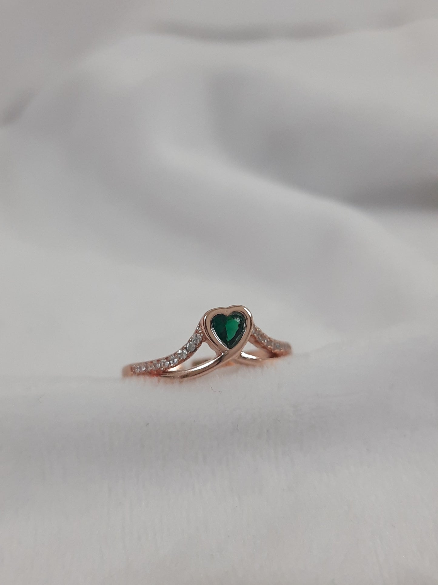 Anillo promesa en plata con baño en oro rosa circon verde