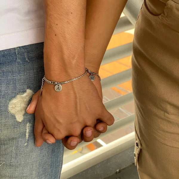 Pulseras lazo con inicial plateado.