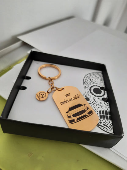 Llavero con placa dorada para moto