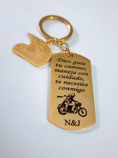 Llavero con placa dorada para moto