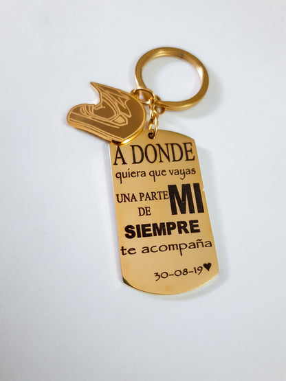 Llavero con placa dorada para moto
