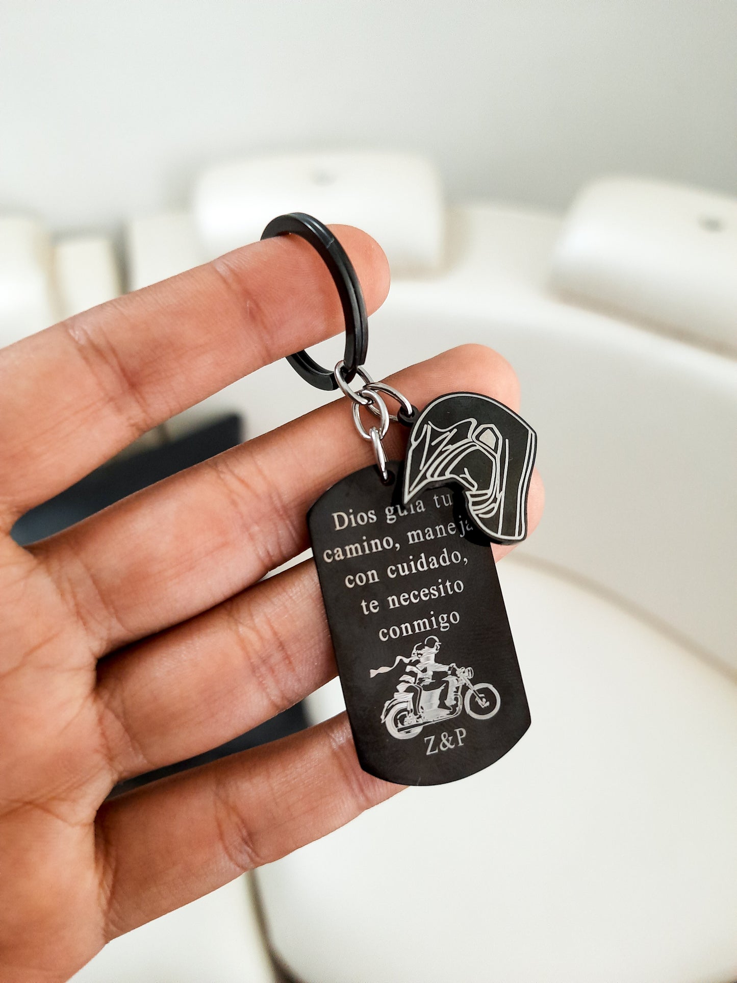 Llavero con placa dorada para moto