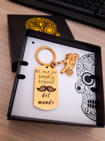 Llavero con placa dorada para moto
