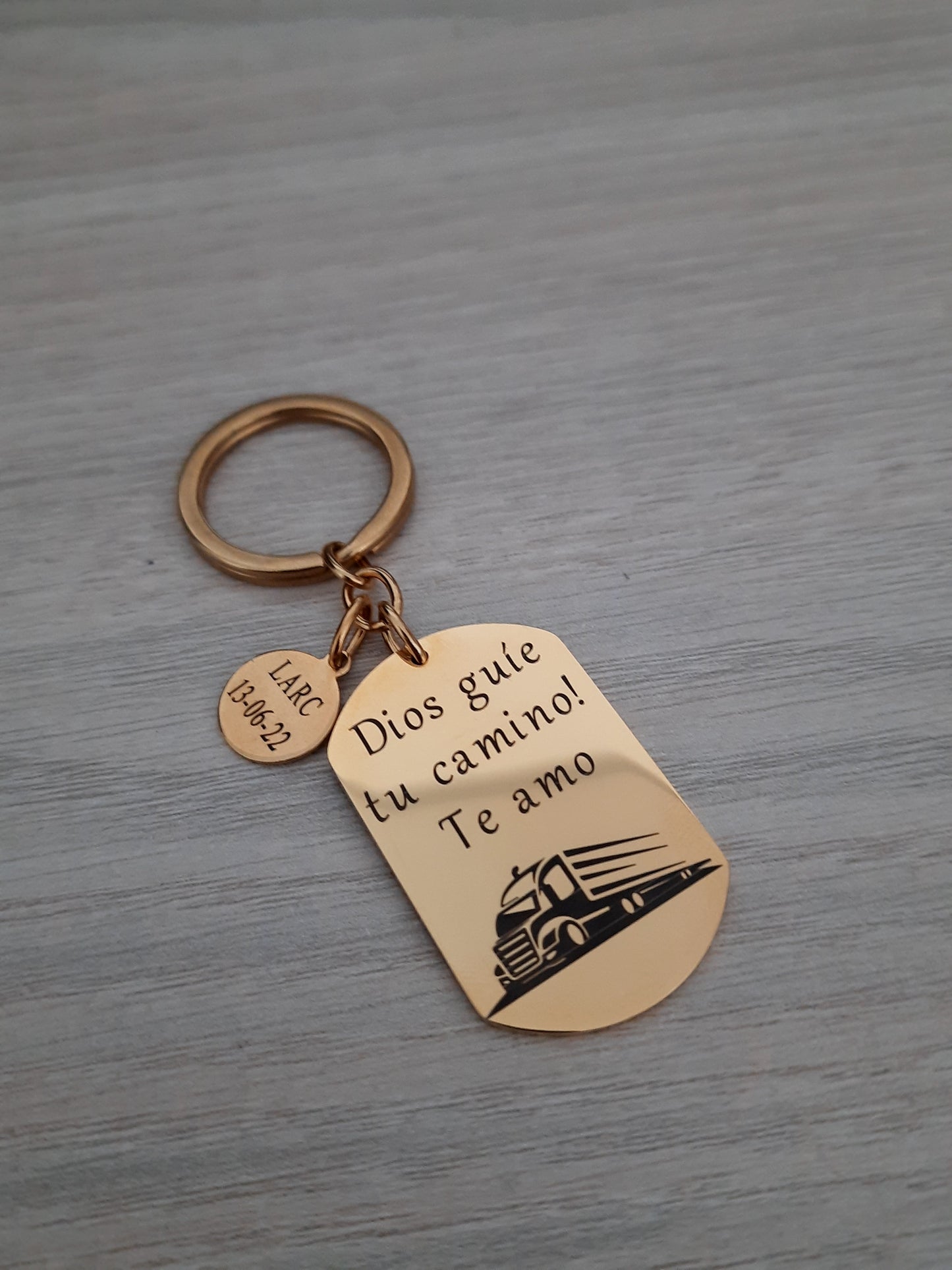 Llavero con placa dorada para moto